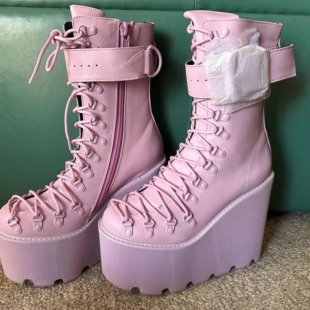 Lavender Traitor Boots size 8 New (no box)